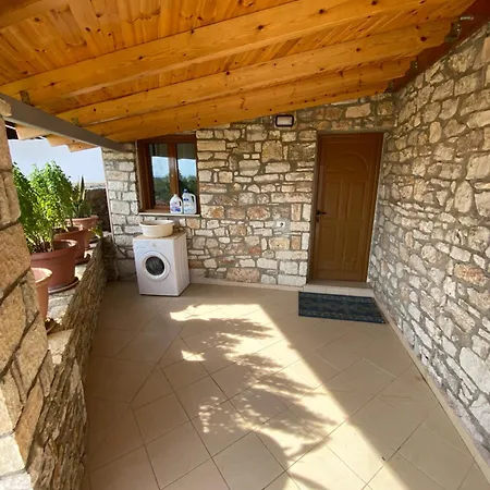 Farmhouse Qeparo Exterior photo